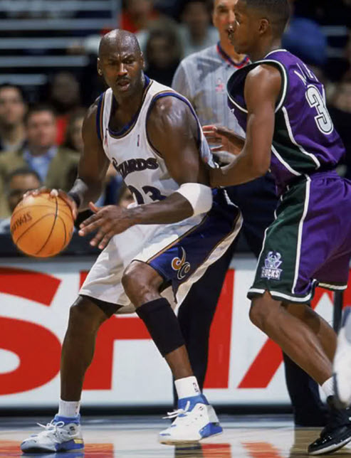Regular Season at Bucks on 11/14/2001 from Glenn James/Getty